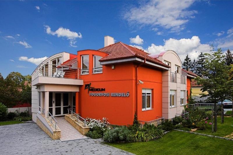 Готель Promedicum Panzio Веспрем Екстер'єр фото